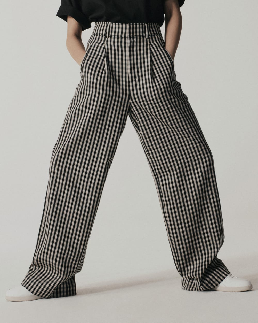 The Draper Pleated Pant in Buttersmooth | Khaki / Black | 30 Inseam - Image 4